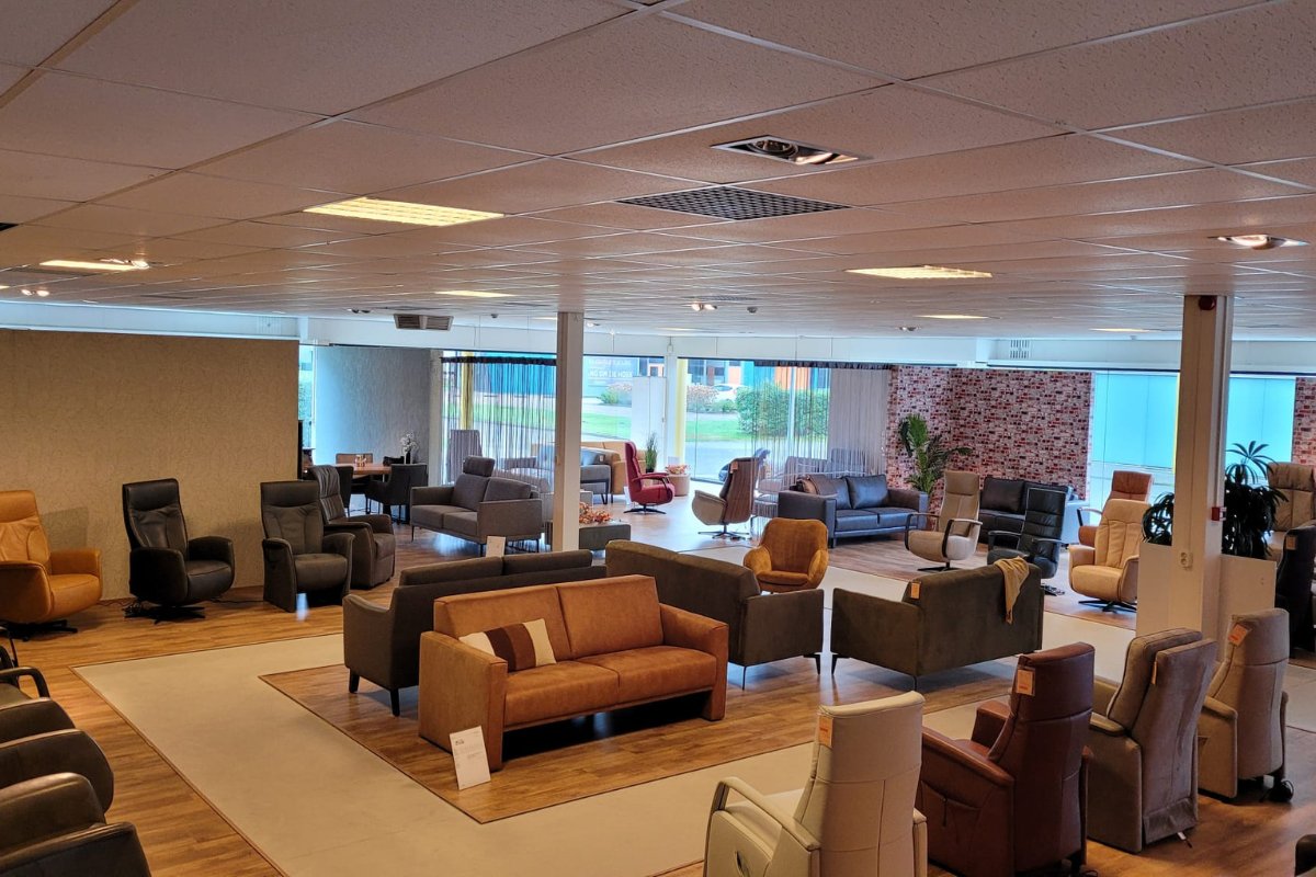 Showroom stoelen en bank Joure