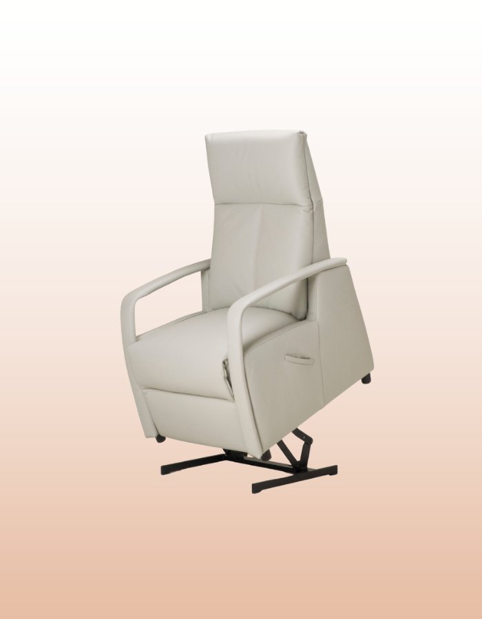 Tirana schuin voor opsta